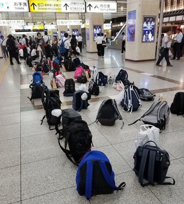Trong suốt chuyến du lịch Tokyo, trẻ con có thể để ba lô của chúng ở phòng đợi ga tàu điện ngầm mà không phải lo lắng bị mất cắp.