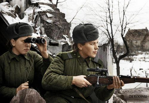 Tháng 5/1944 - chỉ khoảng một tháng sau khi ra trận, Roza Shanina đã vinh dự trở thành nữ xạ thủ bắn tỉa đầu tiên được trao tặng Huân chương Vinh quang của nhà nước Xô Viết. Cô cũng mau chóng trở nên nổi tiếng với khả năng song sát - hạ 2 kẻ địch liên tiếp trong một khoảng thời gian ngắn. Ảnh: Roza Shanina với khẩu Mosin Nagant huyền thoại.
