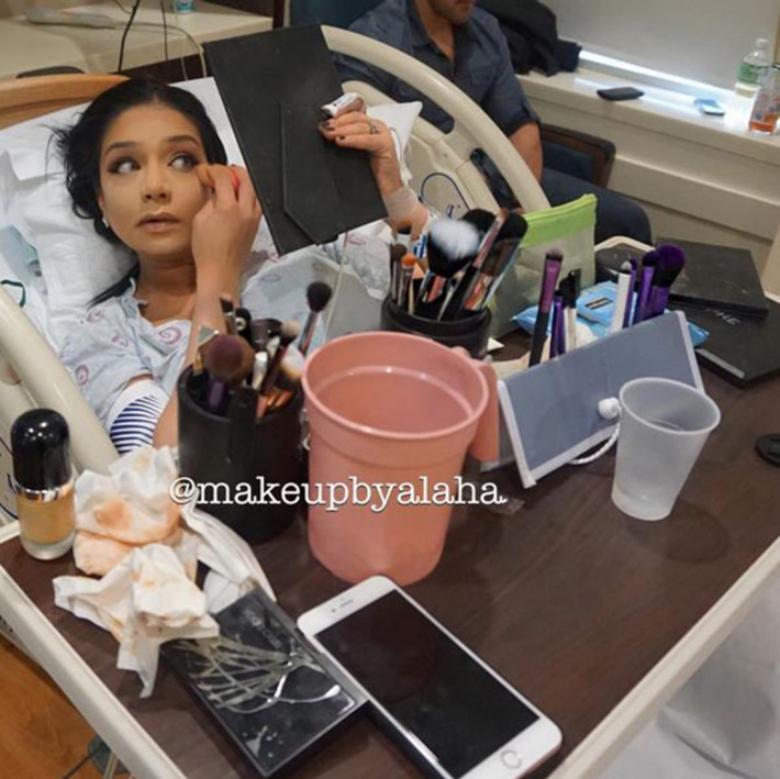 “Ba tuần trước, vào thời điểm này tôi đang make up và chuẩn bị sẵn sàng cho công chúa nhỏ chào đời. Thật sự, cách này đã làm cho các cơn co thắt giảm bớt và việc đau đẻ cũng nhẹ nhàng hơn rất nhiều”, Alaha viết.