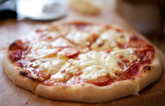 Một tuần một bữa Cheat meal. Cheat meal là khái niệm chỉ bữa ăn bạn được ăn thoải mái, không phải theo khuôn phép. Bữa ăn này cô nàng da màu sẽ ăn bánh pizza và một ly rượu vang để thỏa mãn cơn thèm thực phẩm trong tuần.