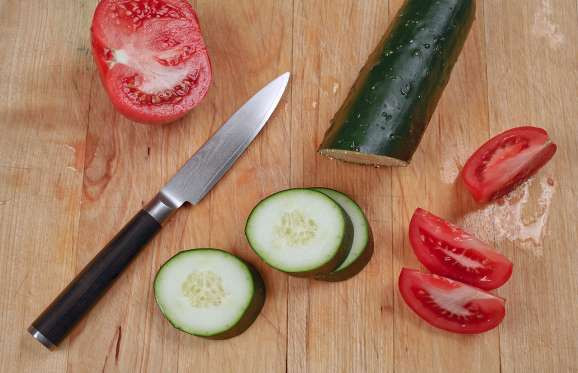 Ăn nhiều cà chua và dưa chuột. Để có thân hình hoàn hảo, cô đã chỉ ăn 6 lát cà chua và 4 lát dưa chuột vào mỗi bữa trưa. Tuy nhiên, cô khuyên mọi người không nên theo chế độ này lâu dài, hãy nạp những protein tốt vào cơ thể.