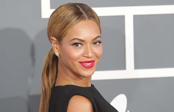 Beyoncé là một nữ ca sỹ luôn tìm kiếm sự hoàn hảo. Từ việc biểu diễn trên sân khấu, tạo dáng trong những shot hình bikini hay bước lộng lẫy trên thảm đỏ. Tuy nhiên, cô ca sỹ da màu này cho biết, không có gì đến với mình dễ dàng nếu không giữ một hình ảnh cơ thể đẹp chuẩn mỗi ngày qua chế độ ăn kiêng nghiêm ngặt.