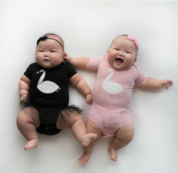 Lúc thì hóa thân thành chú vịt ngộ nghĩnh với nụ cười trong sáng