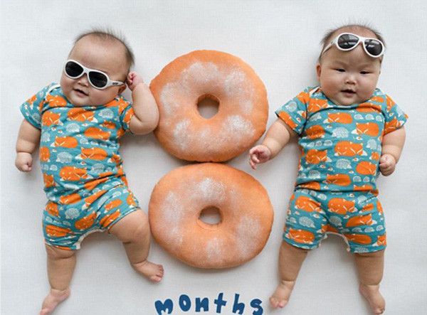 Mẹ Amber Young chia sẻ, cô thích thu thập những quần áo em bé dễ thương sau đó ghi lại những khoảnh khắc đáng yêu của con mình.