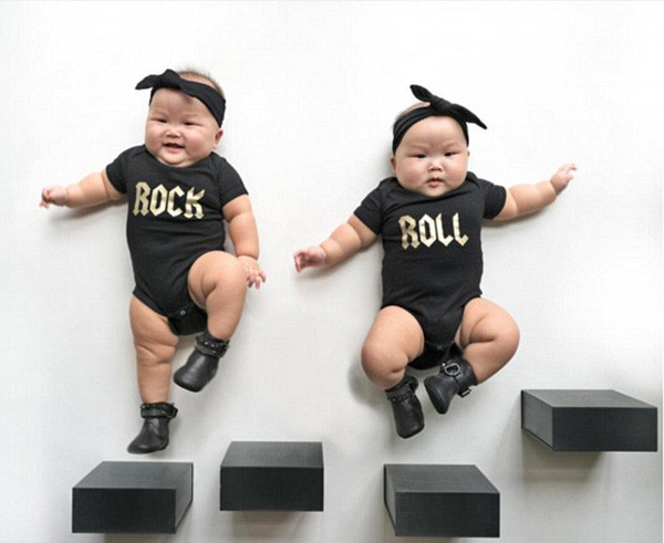Cặp song sinh như đang nhảy múa trên nền nhạc mạnh Rock and Roll.