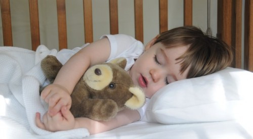 Đi ngủ quá muộn cũng ảnh hưởng đến điểm số trên lớp. Theo nghiên cứu trong Tạp chí Giấc ngủ, các nhà nghiên cứu kiểm tra dữ liệu từ hàng ngàn học sinh và thấy, những trẻ ngủ từ 10-11 giờ tối có điểm số cao hơn các bạn khác ngủ muộn.