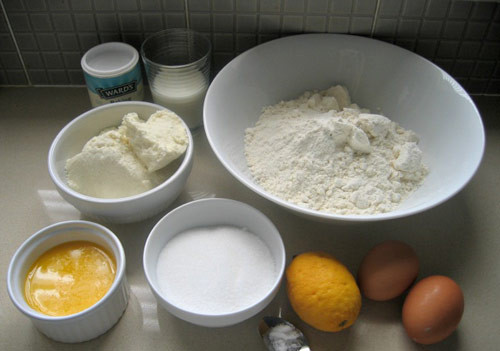 Bánh bông lan. Đầu tiên, chuẩn bị nguyên liệu bột mì, bột nở, đường vào cốc, trộn đều lên. Tiếp đến, cho sữa chua, sữa tươi, dầu ăn, vani nước, 1 quả trứng và có thể cho muối vào nếu thích, sau trộn đều. Đánh đến khi hỗn hợp có dạng kem mịn thì ngừng lại.