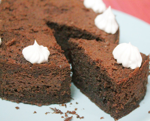 Sau đó bạn bỏ vào khuôn và quay lò vi sóng trong 3 phút là đã có món bánh brownies siêu ngon mềm và mịn béo ngậy rồi.