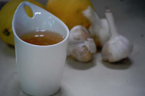 Cải thiện sức khỏe tim mạch. Trà tỏi giúp kích thích lưu thông máu, làm gián các mạch máu tránh xơ cứng động mạch và làm giảm cholesterol xấu trong cơ thể.