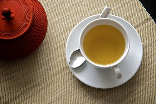 Có thể bạn ít nghe đến trà tỏi nhưng nó là một loại thức uống bồi bổ rất phổ biến thời Hy Lạp cổ đại. Nó được dùng để tăng cường thể lực, cải thiện sức khỏe đồng thời cung cấp năng lượng và kéo dài tuổi thọ.