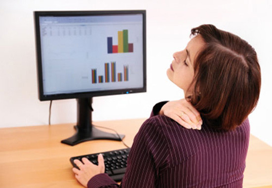 Ngoài ra việc bố
trí bàn làm việc, ghế ngồi, ánh sáng, tầm máy vi tính cũng là nguyên nhân khiến chúng ta
ngồi sai tư thế dẫn đến rất mau mỏi vùng cổ.