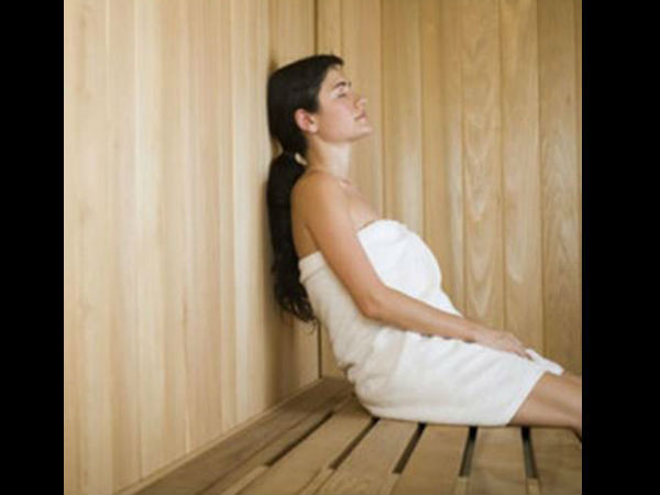 Xông hơi. Đổ mồ hôi là một trong những lựa chọn tuyệt vời giúp các chất độc kim loại trong cơ thể thoát ra ngoài theo đường mồ hôi.