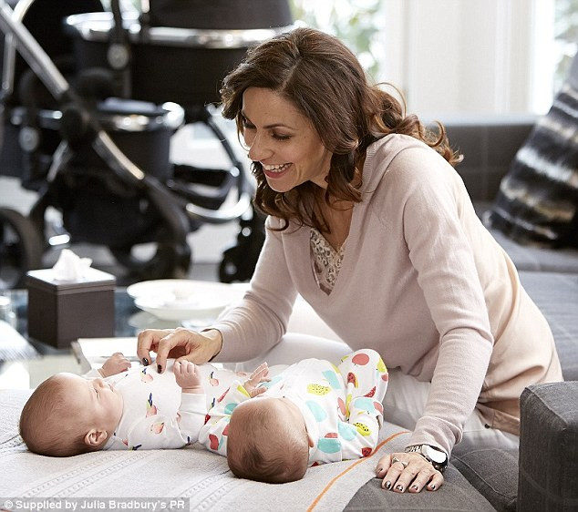 MC truyền hình Julia Bradbury, 45 tuổi không khỏi xúc động khi nhớ lại thởi điểm cô chuyển dạ sinh đôi 2 cô con gái Xanthe và Zena đầu năm nay.