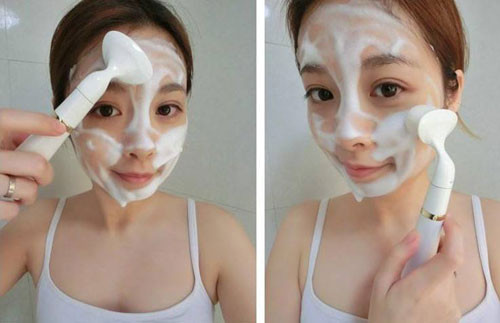 Bàn chải/máy rửa mặt. Tại Nhật Bản, Hàn Quốc và nhiều quốc gia khác trên thế giới, sản phẩm làm đẹp thông minh đã trở thành món đồ chăm sóc da không thể thiếu của chị em phụ nữ. Từ những miếng bọt biển êm ái cho đến những chiếc chổi có lông mềm như tơ đều khiến các cô gái cảm thấy thích thú và sảng khoái khi rửa mặt.
