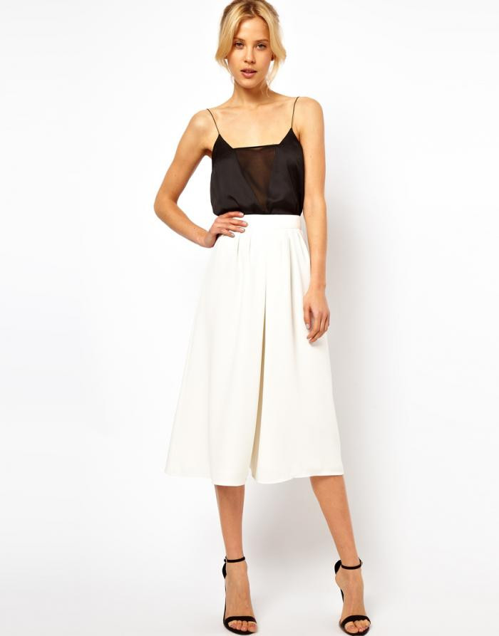 Năng động, cá tính khi phối quần ống rộng với crop top. Nếu phối quần ống rộng với croptop/tank top sexy/áo 2 dây và để mái tóc xõa tung bay trong gió, bạn đã có style cá tính với những chiếc quần ống rộng khó chiều dù là ở bất cứ đâu.