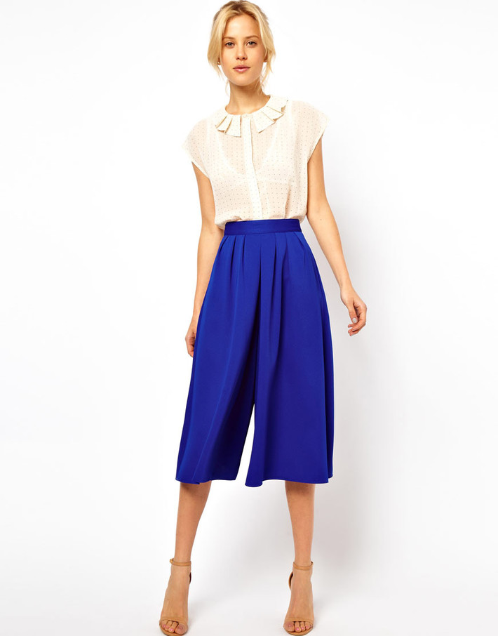 Để thật nổi bật với chiếc quần hot trend 2015 này, bạn có thể phối với áo sơ mi. Chỉ cần một chiếc sơ mi dáng freesize thật thoải mái và một đôi giày cao gót, các tín đồ tha hồ thử nghiệm những cách mix đồ thú vị với quần ống rộng. Đôi khi, bạn có thể "chơi" cả cây trắng thật thanh lịch, hoặc chọn những mẫu quần màu sắc rực rỡ như ombre, da cam... để biến mình thành "có 1 không 2" trên phố.