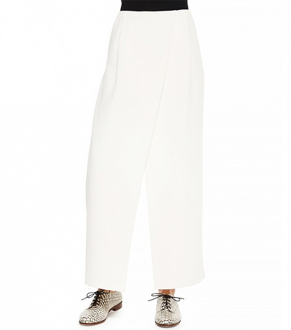 Quần ống rộng (culottes) thiết kế thêm vạt để trở thành quần vạt quấn, mặc cùng crop-top được tín đồ thời trang chọn lựa để dạo phố.