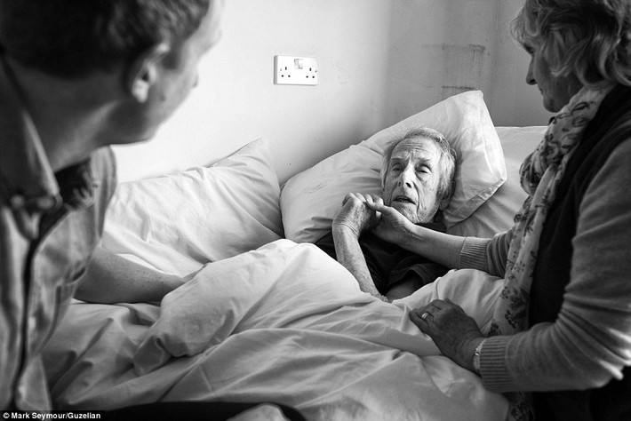 Ông Ronnie Seymour qua đời ngày 23/3/2015 sau 4 năm chiến đấu với chứng bệnh Alzheimer.