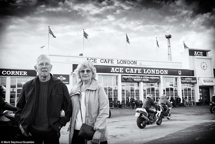 Tháng 6/2012. Ông Ronnie và vợ Winnie bên ngoài quán Ace Cafe tại London.