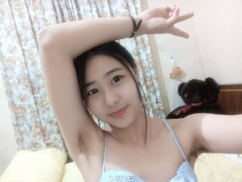 Trào lưu khoe lông nách. Mới đây, nhiều phụ nữ Trung Quốc đã hưởng ứng một trào lưu làm đẹp đặc biệt với việc chụp ảnh “tự sướng” để… khoe lông nách trên mạng xã hội Weibo, nhằm giúp mọi người nhận ra rằng cơ thể ít lông và nhẵn mịn không phải là tiêu chuẩn để đánh giá vẻ đẹp người phụ nữ. Lông nách càng dài và rậm thì càng được mọi người... ngưỡng mộ.