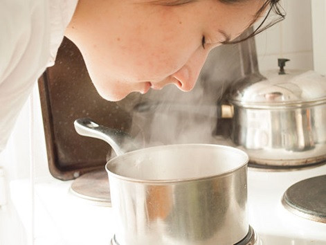 Bước 2: Đặt một nồi nước lên bếp và đun sôi. Bạn có thể thêm vào đó trà xanh, trà bạc hà, trà hoa cúc hoặc các loại thảo dược khác để giúp nuôi dưỡng da mặt và tạo hương thơm. Thêm dầu cây trà vào nồi nước để giúp điều trị mụn trứng cá.