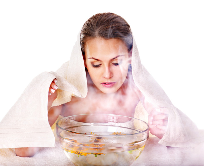 Bước 3: Bắt đầu xông hơi da mặt bằng cách trùm một chiếc khăn lên đầu của bạn và để khuôn mặt đối diện với nồi nước vừa mới đun sôi trong khoảng từ 5-10 phút. Chú ý chỉ xông hơi mặt của bạn 1 lần/tuần.