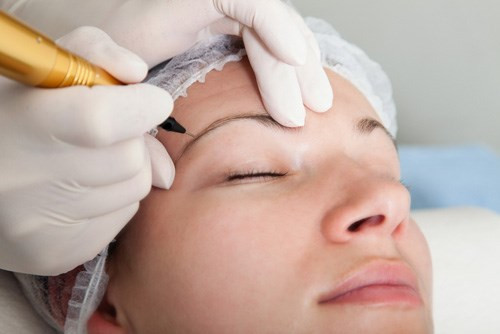 Bước 4: Sử dụng máy móc chuyên dụng để phun thêu chân mày. Thông thường, máy phun thêu sẽ có những đầu kim di rất nhỏ và mảnh, tùy theo tay nghề của kỹ thuật viên mà đường thêu sẽ có độ nét tinh xảo, mảnh nhỏ và không làm tổn thương đến da.