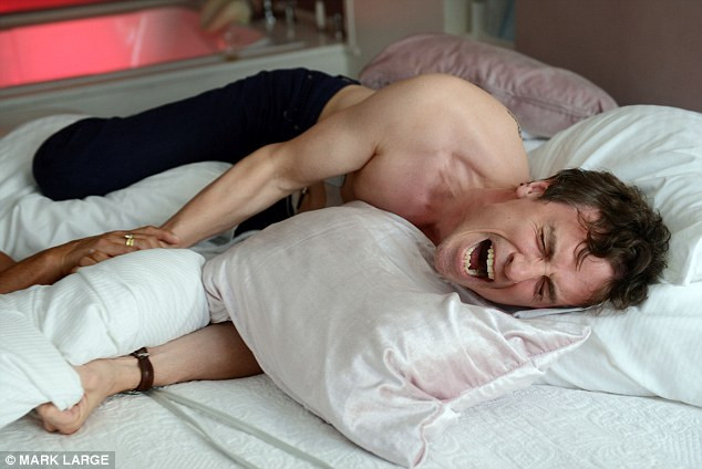 Giai đoạn cuối: Cứ 3 phút lại có một cơn co, mỗi cơn co sẽ kéo dài 1 phút, cường độ xung điện sẽ tăng lên 500 rung/giây. Ở giai đoạn cuối này, Tom phải hét lên và chửi thề vì đau đớn. Khi cơn co lắng xuống, Tom cảm thấy toàn thân rệu rã, kiệt sức.
