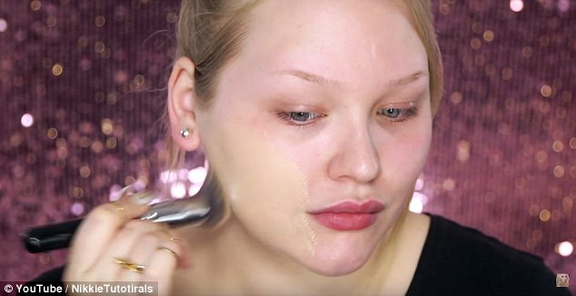 Bước đầu tiên, Nikkie áp dụng kem nền lên nửa khuôn mặt cô, bạn có thể nhận thấy màu da được áp dụng kem nền và da mộc có màu sắc hoàn toàn khác nhau.