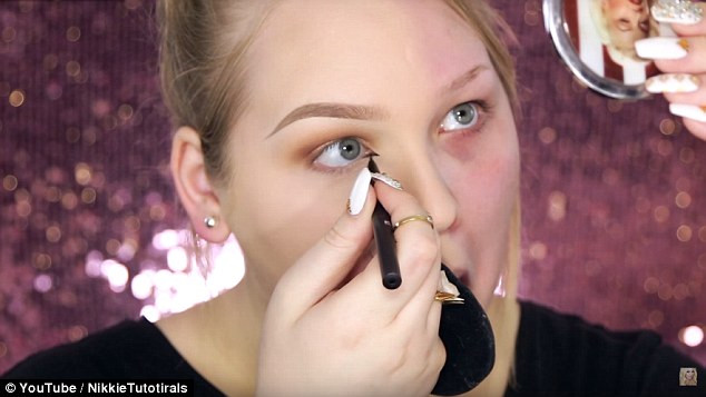 Kẻ eyeliner cho khóe mắt.