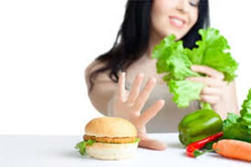 Chế độ giải độc khỏe mạnh là phải cắt giảm rượu bia và đồ ăn nhanh, bao gồm những thực phẩm sạch của thiên nhiên như bông cải xanh, xải xoăn và các loại rau lá xanh và điều quan trọng là không nên để bụng đói. Chế độ detox hiệu quả nhất phải được thực hiện lâu dài trong năm chứ không phải chỉ 1-2 tuần.
