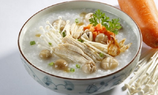 Sau các chuyến bay, phi công chiến đấu sẽ được bổ sung bằng một bát cháo gà kèm theo một đĩa hoa quả.