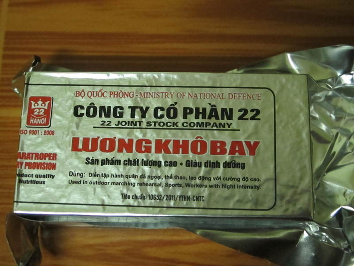 Tuy nhiên, với những chuyến công tác đặc biệt. Các phi công vẫn được chuẩn bị hai phong lương khô để đề phòng các trường hợp hi hữu, giúp họ có thể tự bảo vệ mình trong điều kiện thiếu thốn.