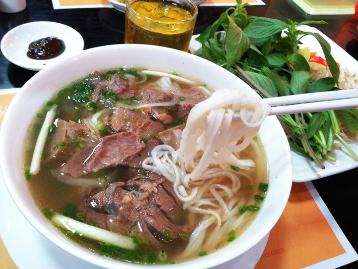 Bữa sáng, phi công lái máy bay tiêm kích thuộc quân đội nhân dân Việt Nam thường sẽ có các món như phở bò, phở gà...