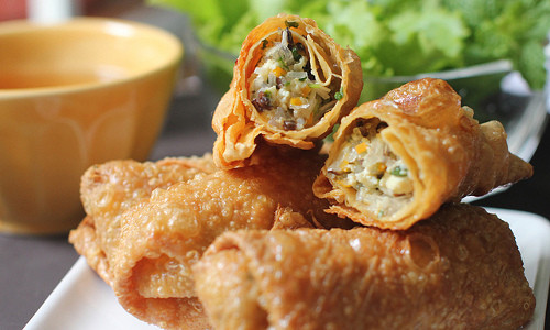 Nem phù trúc là một món chay giòn, thơm, hấp dẫn, được làm với nguyên liệu từ các thành phần rau củ. Cà rốt, củ đậu gọt bỏ vỏ, nạo nhỏ. Đậu phụ dằm nát. Phù trúc, miến, nấm hương, mộc nhĩ ngâm nước rồi rửa sạch. Mộc nhĩ, nấm hương, giá, rau mùi thái nhỏ. Ảnh: nauanngon