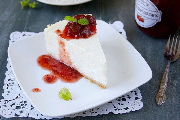 Cheesecake sữa chua là món bánh đơn giản không cầu kỳ nhưng lại hấp dẫn chính bởi sự đơn giản của nó; vị kem phô mai và bơ béo ngậy mà không ngán bởi sự góp mặt của sữa chua biến món bánh này trở thành một món tráng miệng lý tưởng cho bạn vào những ngày thời tiết nắng nóng.