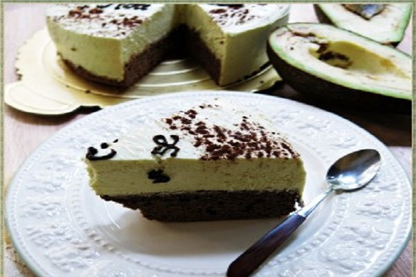 Bánh Avocado Cheese Mousse là sự kết hợp tuyệt vời giữa trái bơ và creamcheese. Khi thưởng thức bạn sẽ cảm nhận được vị béo của creamcheese hòa quyện với vị thơm, ngậy của bơ, một chút đắng của chocolate gato. Món bánh rất dễ làm và bạn có thể thực hiện ngay tại nhà mình.