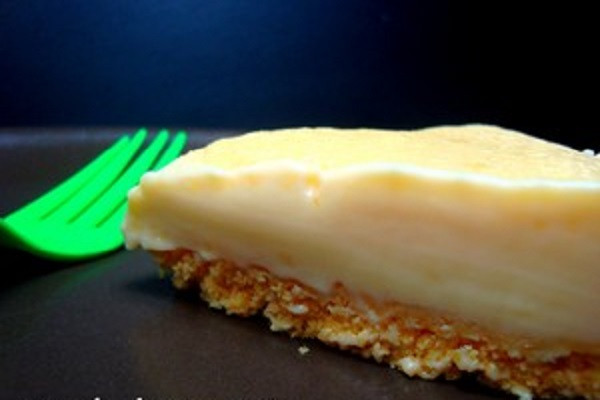 CHEESE CAKE VIỆT NAM - có cách làm cực kỳ đơn giản từ những thành phần nguyên liệu, hương vị cấu thành món bánh mà chúng ta có thể dễ dàng tìm được ở bất kỳ một siêu thị nào. Bánh được kết hợp từ bánh quy, bơ cùng trứng, sữa, bột mì là những nguyên liệu sẵn có, bạn có thể thực hiện ngay tại nhà mà không tốn quá nhiều thời gian và công sức.