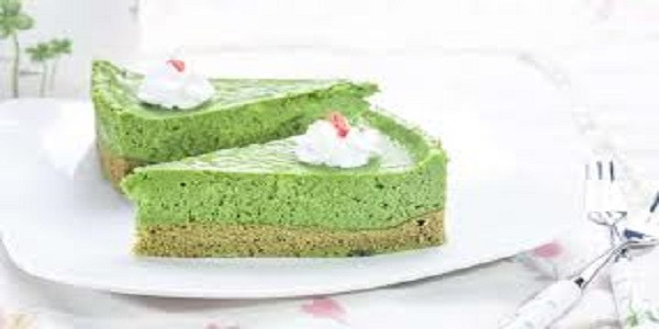 Bánh Cheesecake trà xanh kết hợp giữa bơ, sữa và bột trà là món ăn giải nhiệt rất tốt. Bánh thơm mát béo ngậy mà lại thoang thoảng hương vị trà thanh khiết bạn sẽ hiểu ngay vì sao món bánh này được nhiều người say mê đến vậy. Ảnh: Bepgiadinh.com