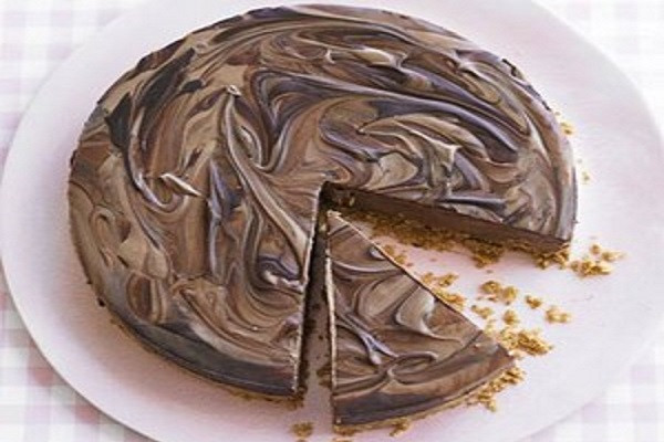 Món bánh Double Chocolate Cheesecake là loại không cần nướng. Bánh làm khá đơn giản với các nguyên liệu từ bánh oreo, bơ, chocolate và phô mai Mascarpone nên có vị béo ngậy.
