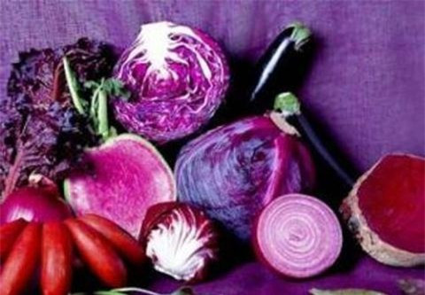 Các loại rau màu tím có chứa một chất rất đặc biệt gọi là anthocyanin, có khả năng chống oxy hóa, ngăn ngừa cao huyết áp, làm giảm bớt các rối loạn chức năng gan, cải thiện thị lực và giảm mỏi mắt.