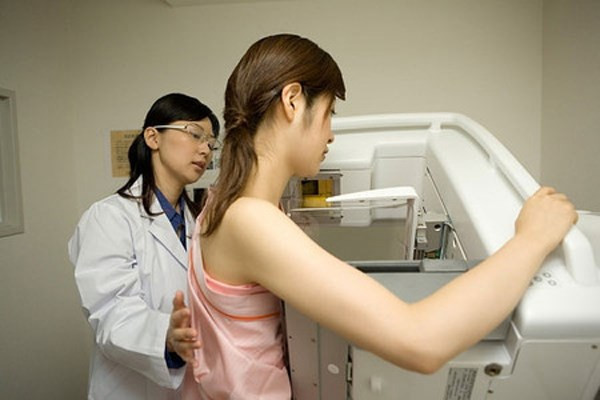 Vào năm 2006, một nghiên cứu được công bố trên tạp chí Nghiên cứu Ung thư vú làm dấy lên mối lo ngại mới về sự bất cân xứng cặp ngực. Các nhà nghiên cứu từ Đại học Liverpool đã so sánh nhũ ảnh của những phụ nữ có ngực cân xứng so với những phụ nữ bất đối xứng, và họ đưa ra kết luận về mối tương quan giữa size ngực không đồng đều và ung thư vú.
