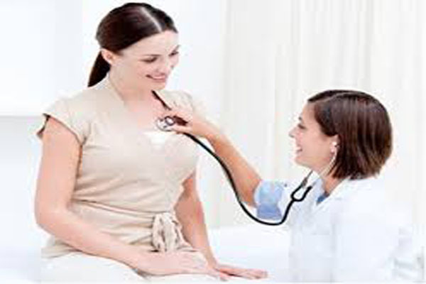 Tuy rằng lập luận này không quá chặt chẽ, nhưng với những người có lịch sử gia đình ung thư vú, hay có bất thường trong việc sinh đẻ hoặc đời sống y tế không được chăm sóc đầy đủ thì bạn cũng nên đến bệnh viện kiểm tra nếu như size ngực bất thường.