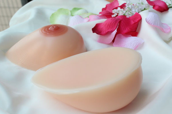 Kích thước ngực được xác định bởi các yếu tố di truyền. Ở tuổi dậy thì, hooc môn estrogen sẽ kích thích tố thelarche khiến ngực nảy nở, tuy nhiên không phải lúc nào thelarche cũng được chia đều do đó size ngực hai bên có thể phát triển không đồng đều. Ít nhất 25% phụ nữ bị lệch lạc đôi ngực một chút. Hiếm khi, một bên size ngực to bất thường so với bên còn lại.