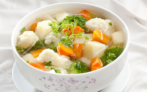 Kế đến cho đậu Hà Lan, ngô ngọt, cà rốt, su hào và củ đậu vào đun cho đến khi chín. Cho nấm hương và đậu phụ vào, đun sôi khoảng 1 phút nữa thì thả rau mùi thái nhỏ, rồi tắt bếp. Ảnh: amthuchanoi