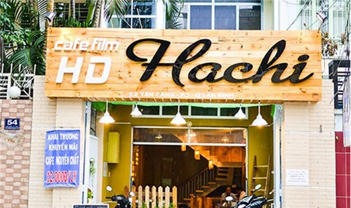 Phòng chiếu phim của Hachi café được thiết kế đẹp, hiện đại với màn hình rộng, sắc nét, hệ thống âm thanh sống động mang lại cho bạn những phút giây thư giãn tuyệt vời. Ảnh: vncafe