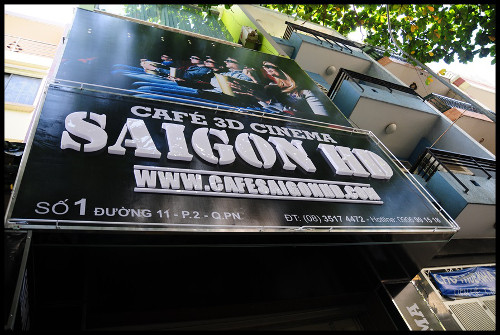 Sài Gòn HD Café, số 1, đường 11, khu Miếu Nổi, quận Phú Nhuận. Đây được xem là quán thu hút được nhiều bạn trẻ nhất ở Sài Gòn. Không gian cà phê ở đây lãng mạn kết hợp với các sản phẩm công nghệ nghe nhìn hiện đại, giúp thực khách có được cảm giác thoải mái. Ảnh: saigonhd