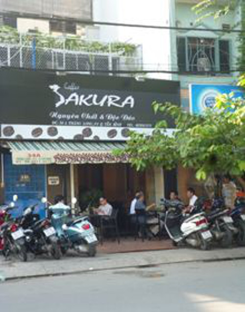 Sakura Cafe, 259 Nguyễn Hồng Đào, P.14, Quận Tân Bình. Sakura Café có 10 phòng chiếu với sức chứa từ 2 đến 15 người, được trang bị hiện đại như một rạp chiếu phim mini. Ảnh: foody