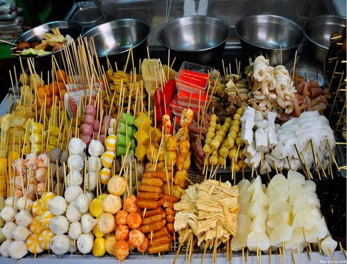 Không ăn thực phẩm ôi thiu, quá hạn. Những thực phẩm quá hạn, thực phẩm để lâu thường đã bị nấm, mốc... ngay cả khi mắt thường không nhìn thấy thì hãy loại bỏ chúng. Nguyên nhân là do trong nấm, mốc có chứa độc tố aflatoxin, là độc tố rất nguy hiểm, kể cả ở nhiệt độ cao cũng không bị phân hủy, khi ăn vào sẽ gây ung thư tại các bộ phận mà nó xâm nhập, thường là dạ dày, gan…