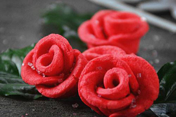 Ngày 8/3, có rất nhiều món quà để bạn chọn lựa tặng bạn gái và hoa hồng không bao giờ lỗi mốt. Sao bạn không thử làm mới tình yêu của mình bằng một đóa hồng hoàn toàn làm bằng bột. Không những bạn gái có thể giữ được lâu mà còn nếm được hương vị của nó nữa.